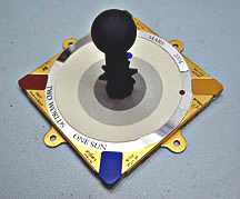 En <a href=http://www.news.cornell.edu/releases/April99/Sundial.Apex.Nasa.html target=_blank>una versión anterior del reloj de sol</a>, el gnomon era de oro, pero el brillante color interfería con la calibración.
Crédito: NASA/JPL/Cornell
